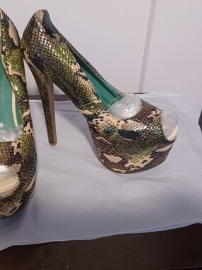 Shoe Republic LA Green Snakeskin Platform Peep-Toe Pumps